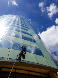 Alpiniste du bâtiment pour rénovation d'un immeuble